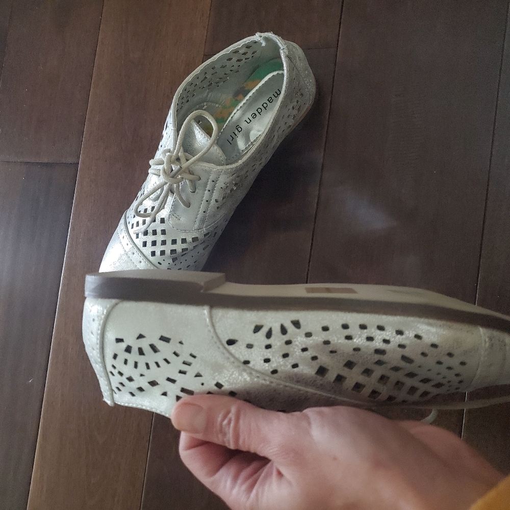Madden girl silver Oxford style dressy shoes women's size 8 New never worn - Picture 3 of 3